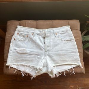 Light wash women’s Levi’s jean shorts